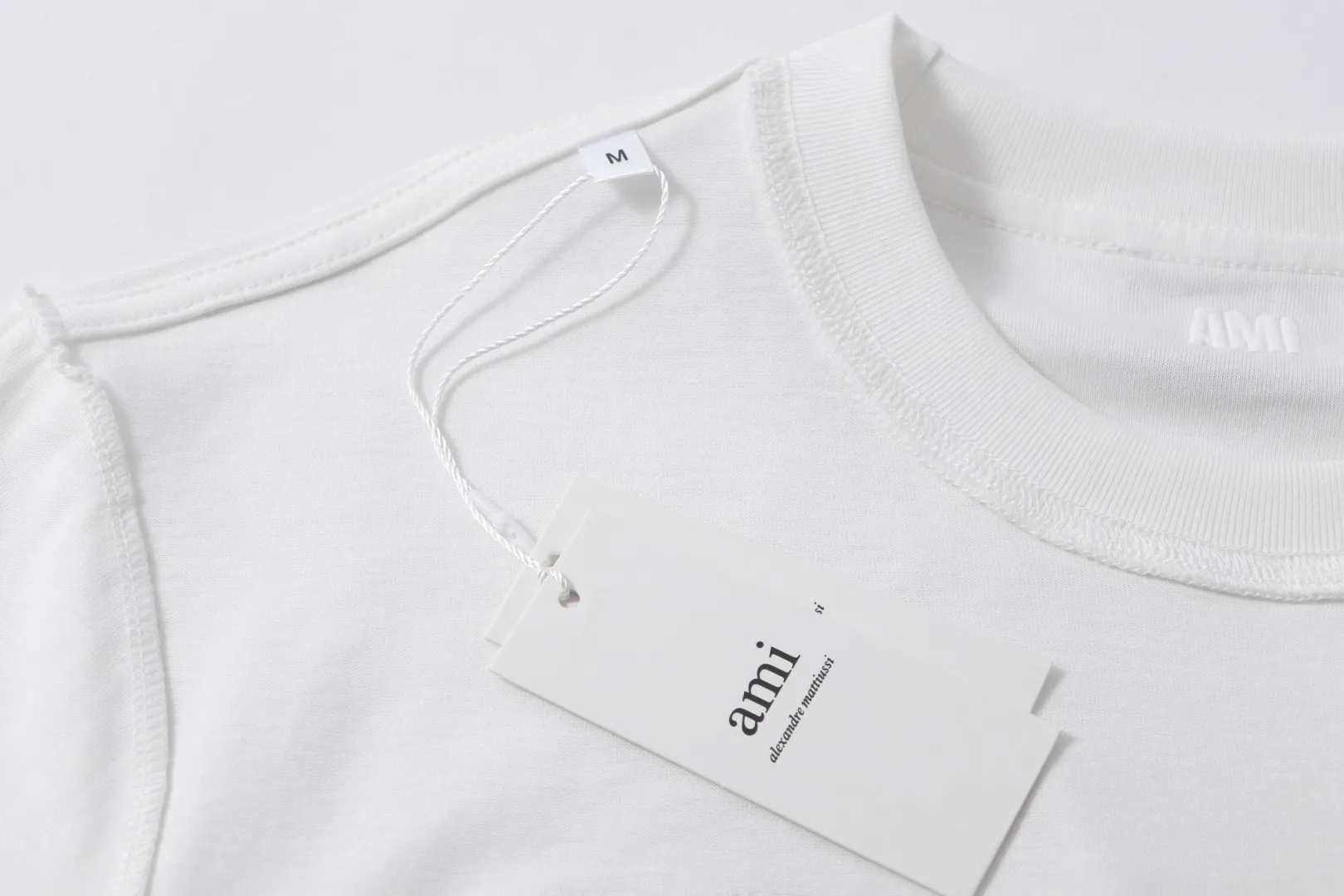Style No.: A 007# P57 Ami 2026 Spring/Summer New Arrival T-shirt Short Sleeve The workmanship of this chapter is extremely cumbersome and complex. It uses water-soluble polyester and water-soluble thread to start the pattern, dye it, then air-dry, shape it, and then laser process the details. The process takes a long time, which distinguishes it from the junk version of the leaky bottom fabric on the market. We completely restore the correct version of the official website 1:1, with high-weight fabrics, synchronized detail routing, and restored official website letter embroidery, which is the only correct version on the entire network. Color: Apricot Red Black Red White Red Navy Blue Gray Apricot Black Sizes: S-XL